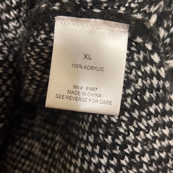 Black and white sweater - Picture 3 of 4